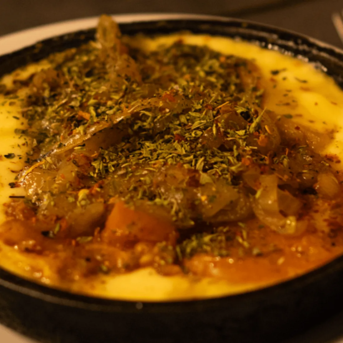 Provoleta Victor gratinada con orégano, recién salida de la plancha
