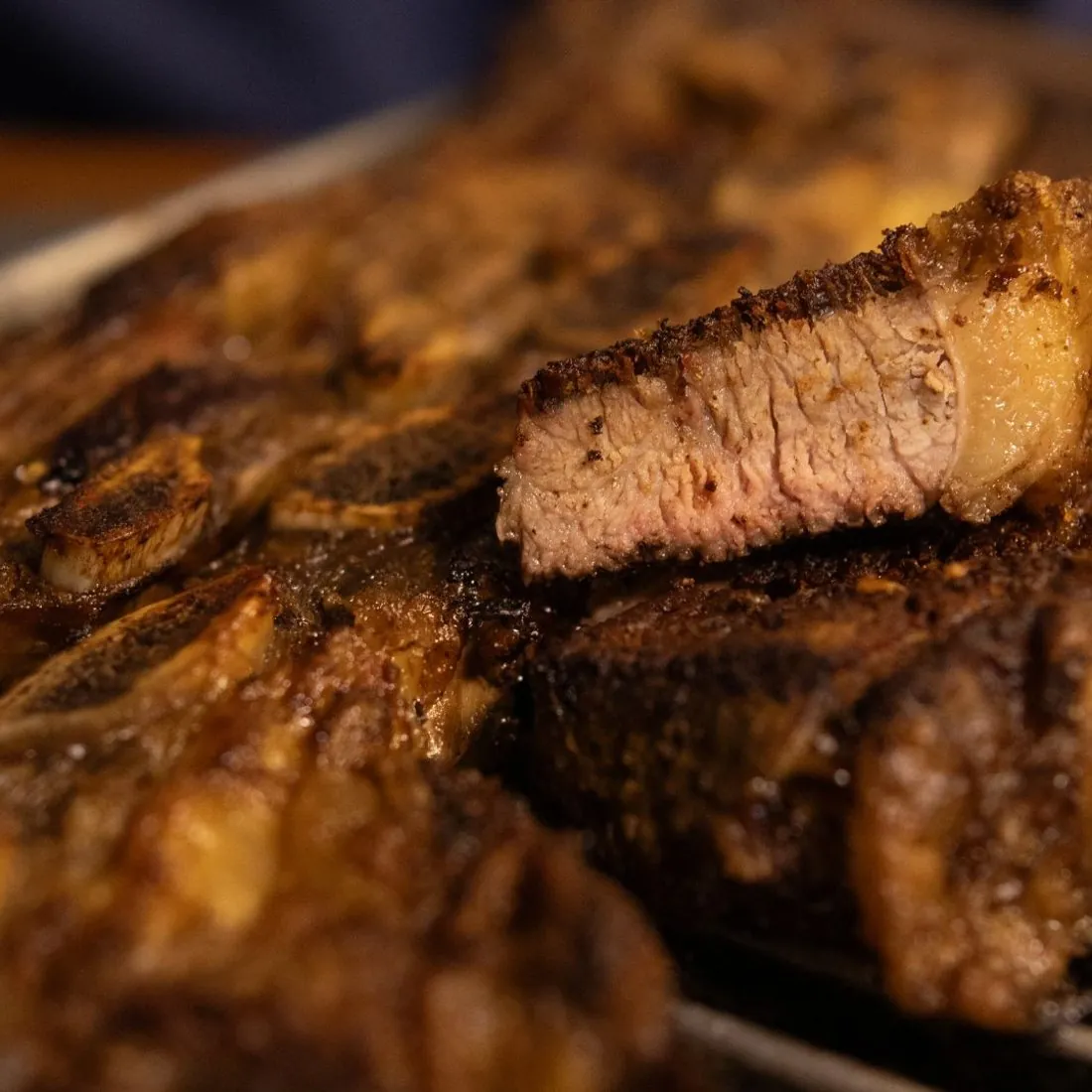 Tira de asado dorándose a la parrilla
